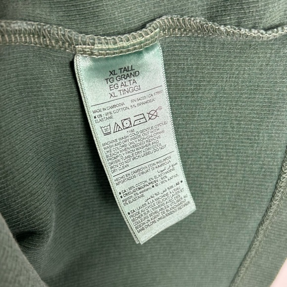 Old Navy | Cropped Square Neck Ribbed Tank Top - Picture 3 of 4